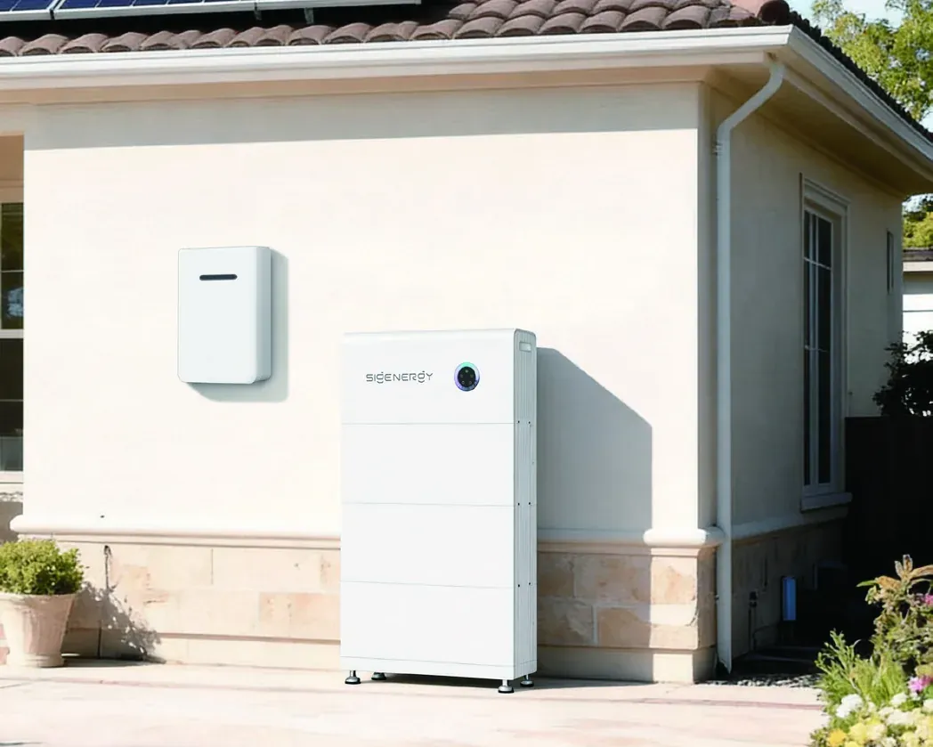 Sigenergy NEO 10kW / 12,04kWh – SigenStor Neo installerad utomhus vid villans husvägg (bild: Sigenergy)