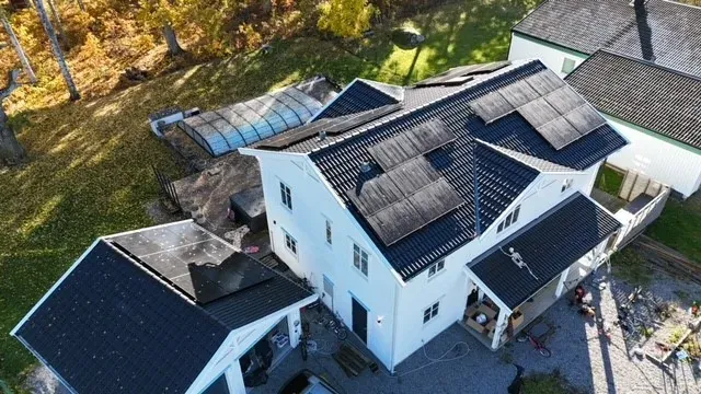 Villa i Skokloster – 33 solpaneler och batterilager, 14 520 Wp installerad effekt
